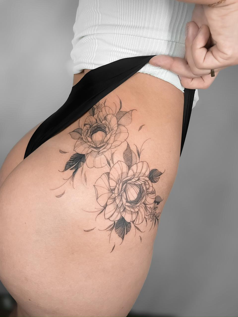 Tatuagem Fine Line florais peônias