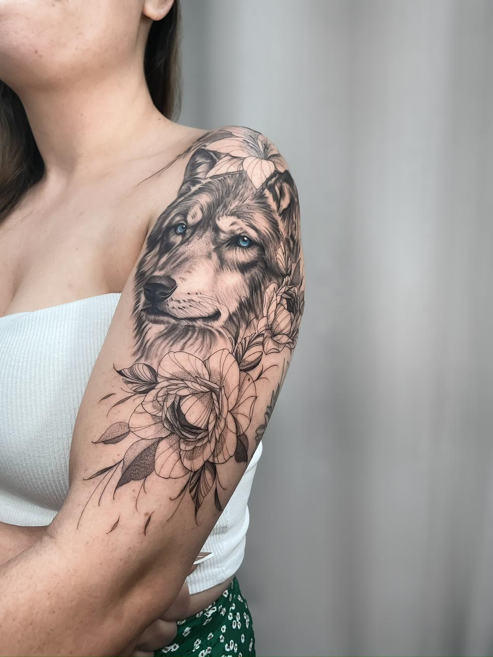 Tatuagem Micro Realismo lobo flores